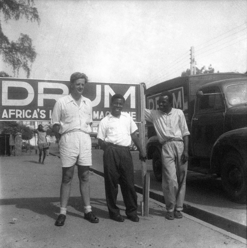 Figure 3. James Barnor, Sans titre [Jim Bailey (à gauche), James Barnor (à droite) et un autre membre de l’équipe du Drum ghanéen (au centre)], Accra, Ghana, vers 1952 