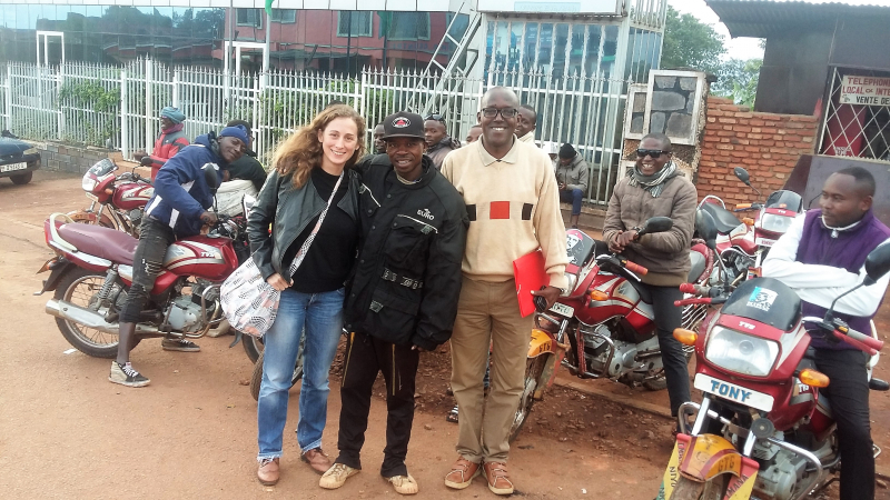 11. Binôme « Taxis-vélos et motos » : Nicolas Hajayandi et Anne-Claire Courtois avec un groupe de taxis-motos après un entretien collectif, Gitega, 3 avril 2018 