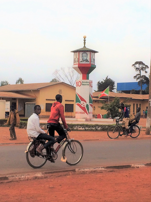 16. Taxis-vélos photographiés en activité depuis la rue, devant le Parquet de Ngozi, 26 juillet 2018 