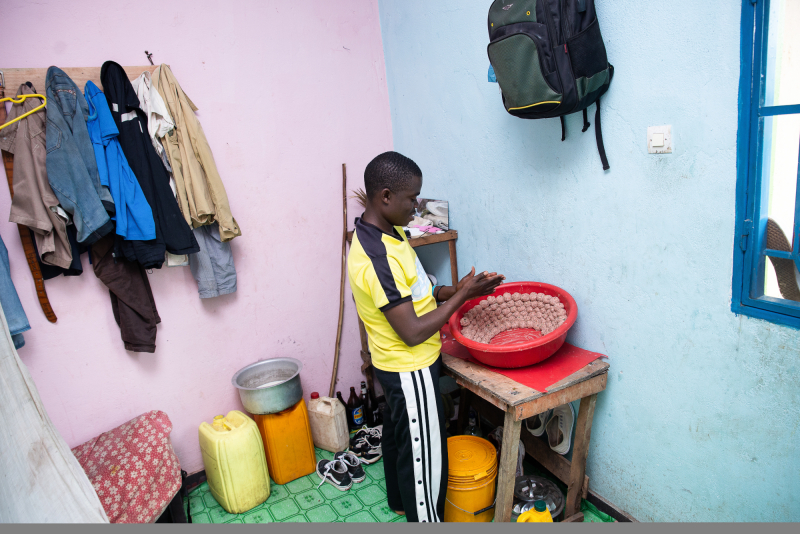 7. Jean-Marie, vendeur ambulant de boulettes de viande : la préparation à la maison, Bujumbura, 21 novembre 2019 