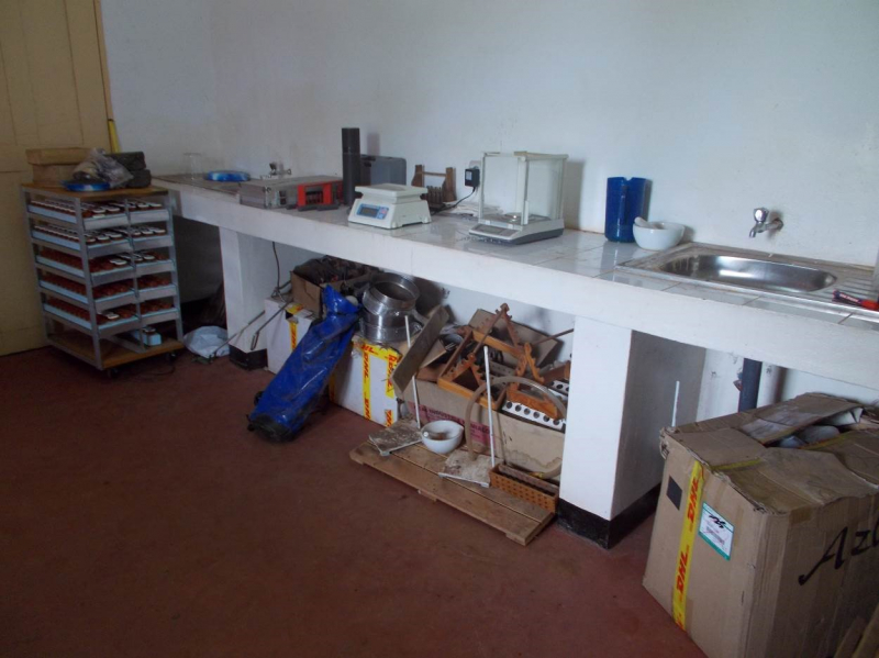 Figura 10: Sala de preparação e de armazenamento das amostras. Debaixo da bancada, acumulam-se partes de equipamento danificado, encomendas de reagentes enviados do estrangeiro e amostras antigas.