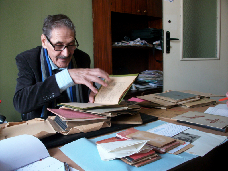 Figure 3. Ali Feraoun présentant les archives de son père, mars 2014 