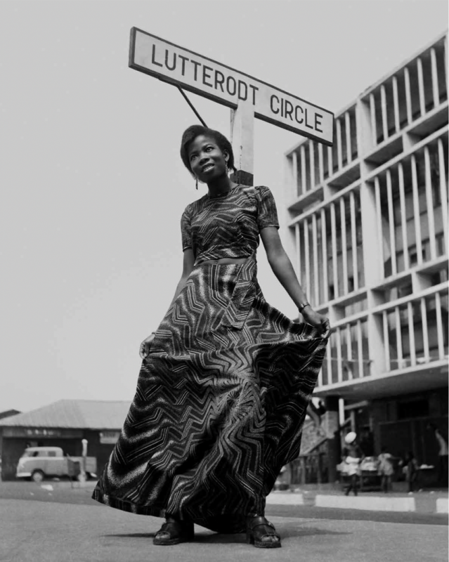 Figure 17. James Barnor, Naa Ayeley Attoh dans une robe psychédélique, Lutterodt Circle, près de Jamestown, Accra, 1974