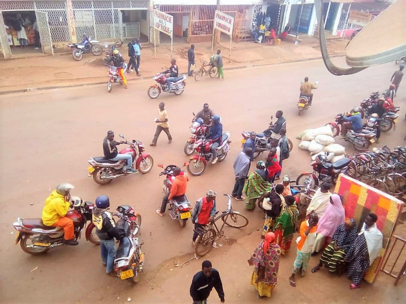 15. Vue de l’activité des taxis-motos et vélos depuis la terrasse d’un hôtel à Gitega, 2 avril 2018